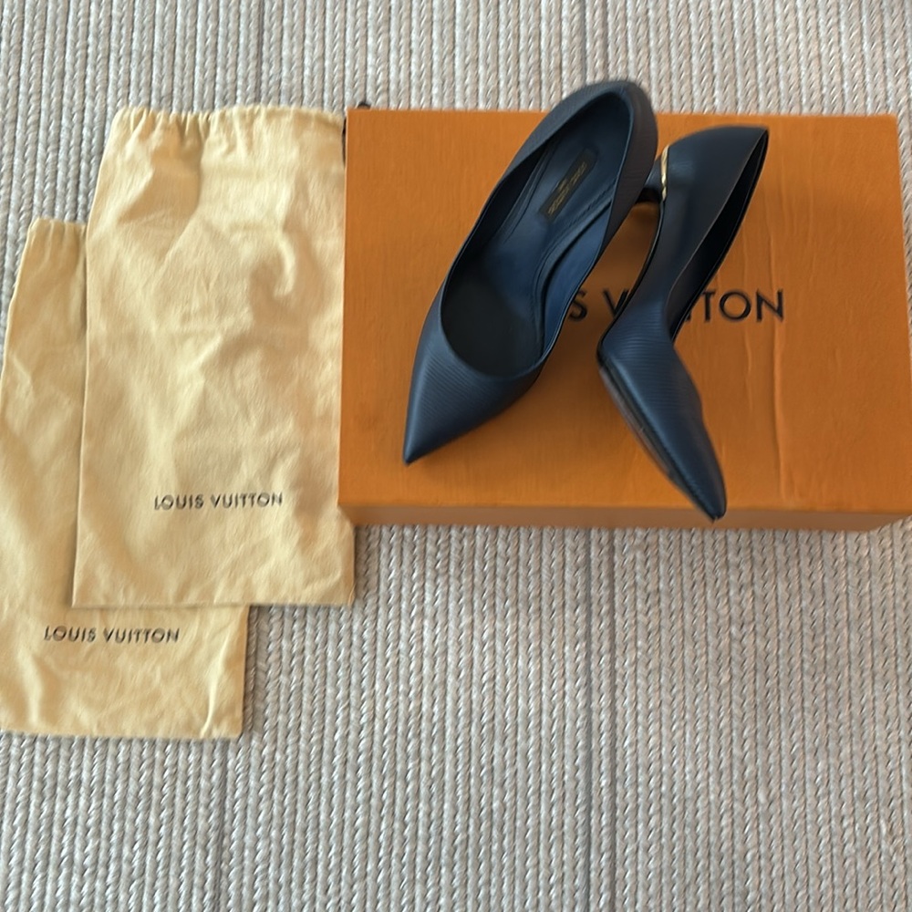 Louis Vuitton ✨Authentic ✨ Woman’s Navy Blue Heels Size 37.5